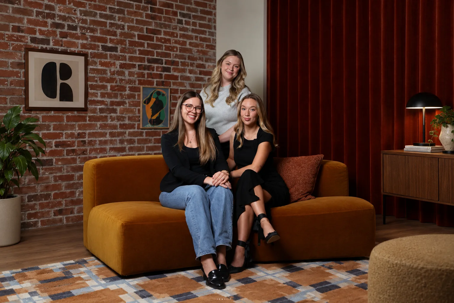 Trois femmes réunies dans un intérieur chaleureux